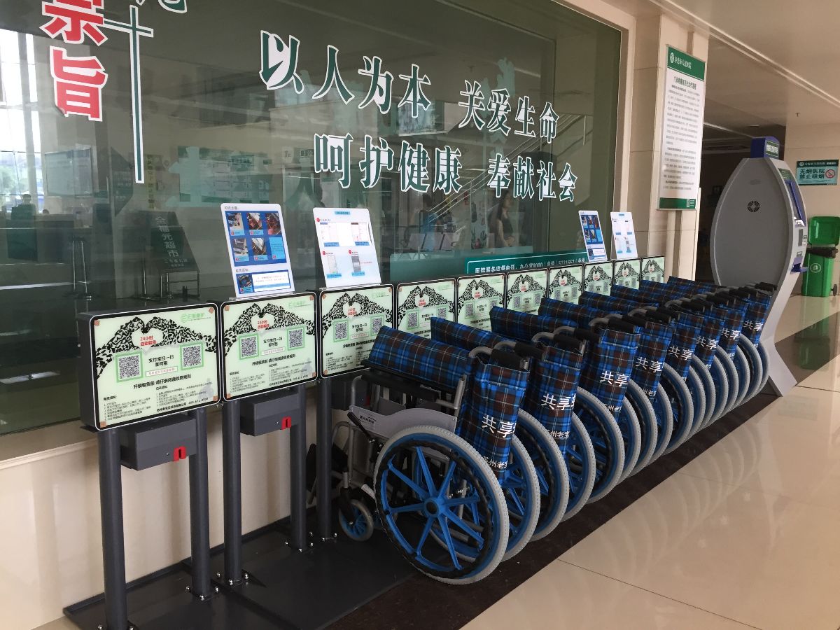 南方医科大学顺德医院里，市民享受到共享轮椅带来的便利。